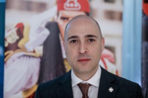 Ο Μπογδάνος κατέβασε... ρολά στο πολιτικό του γραφείο και επέστρεψε στη δημοσιογραφία: "Εδώ γράφουμε αλήθειες"