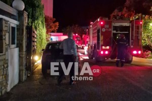 Φωτιά ξανά στη Γλυφάδα: "Πλησίασε" σπίτια - Στη μάχη της Πυροσβεστικής και εναέρια μέσα