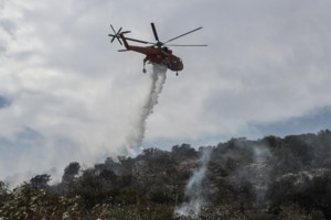 Φωτιά στο Λαύριο κοντά σε σπίτια - Περιορίστηκε το μέτωπο, καίνε διάσπαρτες εστίες - Ηχησε το 112 - Διακοπή κυκλοφορίας στη Λ. Σουνίου