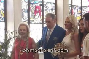 Γάμος Χασαπόπουλου: Η κομψή νύφη με one shoulder νυφικό και η κουμπάρα Aνθή Βούλγαρη με στράπλες κρουαζέ φόρεμα - εικόνα 9