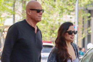 Τζώνη Καλημέρης: Η συγκινητική άφιξη της νύφης στον γάμο - Αγκαζέ με την οικογένεια και τον σκύλο τους [Εικόνες]