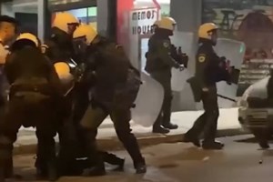 Επεισόδια στα Εξάρχεια: Επίθεση με πέτρες και μπουκάλια στην διμοιρία των ΜΑΤ στη Χαριλάου Τρικούπη