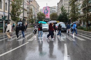 Κακοκαιρία Bora: Η συγκινητική στιγμή που άνδρες της ΕΜΑΚ αγκαλιάζονται μετά από διάσωση που έκαναν [βίντεο]