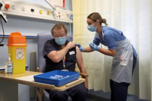 Εμβόλιο Pfizer - FDA: Αυτές είναι οι 7 πιο συχνές παρενέργειες - Ασφαλές και αποτελεσματικό - εικόνα 2