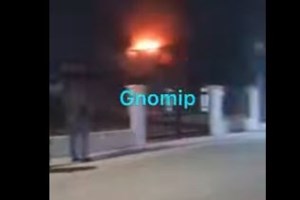 Φωτιά σε σπίτι στο λιμάνι της Ερμούπολης - Απεγκλωβίστηκε μία γυναίκα  [βίντεο - φωτογραφίες] - εικόνα 2