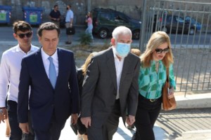 Πολύ αδυνατισμένος ο Πέτρος Φιλιππίδης - "Είμαι πάντα στο πλευρό του ", λέει η σύζυγός του [εικόνες - βίντεο] - εικόνα 7