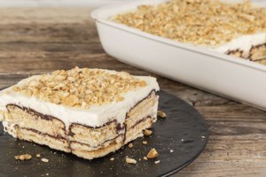 Ακης Πετρετζίκης: Εύκολα σοκολατοκαρυδένια κεράσματα χωρίς μίξερ