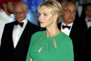 Πριγκίπισσα Σαρλίν: Σαν Ελληνίδα θεά στο Μόντε Κάρλο με λευκό one shoulder jumsuit Elie Saab με δαντελένια κοψίματα - εικόνα 7