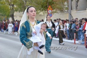 Νάξος: Θερμό χειροκρότημα για τη μία και μοναδική μαθήτρια του χωριού Απόλλωνας που παρέλασε μόνη της