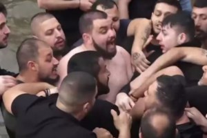 Τα Θεοφάνια στην Τριφυλία είναι... ιδιαίτερα: Ιερέας ρίχνει τον σταυρό με καλάμι ψαρέματος [βίντεο]