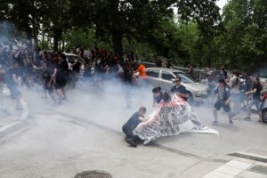 ΑΠΘ: Νέα επεισόδια με τους αντεξουσιαστές με κράνη, να πετάνε μάρμαρα στους αστυνομικούς [εικόνες, βίντεο]