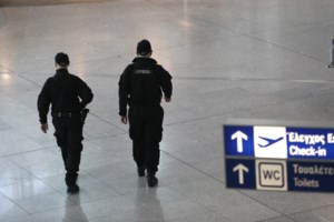 "Ελ. Βενιζέλος": 52χρονος είχε κρύψει σχεδόν 2 κιλά κοκαΐνη μέσα σε κορνίζες! [Εικόνες]