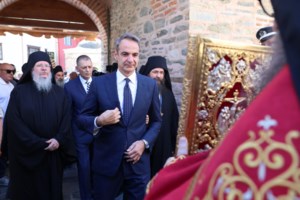 Αγιο Όρος:  Επίσημη υποδοχή Μητσοτάκη από τη μοναστική αδελφότητα - Στη λειτουργία με τον γιο του - εικόνα 2