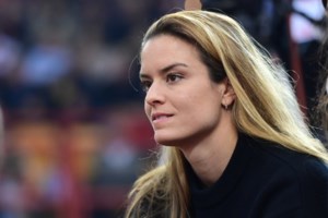 Ντόρα Μπακογιάννη: "Πάντα άξιος" - Η θερμή αγκαλιά στη Μαρέβα και η συγκίνηση στην ορκωμοσία του αδελφού της