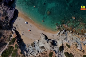 Χλιδή: Για μπάνιο δίπλα στο ακριβότερο σπίτι της Ελλάδας - Η λευκή παραλία και το "ιδιωτικό" νησί [βίντεο]