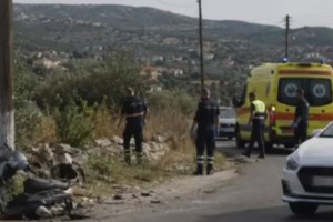 Τραγωδία στη Μυτιλήνη: Η στιγμή που η μηχανή με τους δύο νέους χτυπάει στο κράσπεδο και μετά στην κολώνα [βίντεο] - εικόνα 5