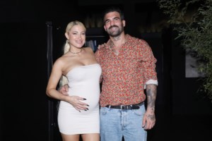 Ιωάννα Τούνη: Ποζάρει γυμνή στον φωτογραφικό φακό λίγο πριν γεννήσει [εικόνες-βίντεο]