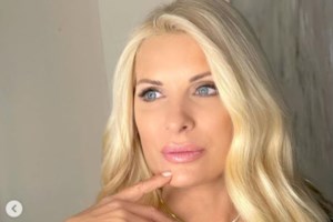 Η Ελένη Μενεγάκη ποζάρει με λευκό παλτό και κόκκινο κραγιόν: Στο σπίτι αλλά...