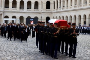 Οι θάνατοι που σημάδεψαν το 2021: Μίκης Θεοδωράκης, Μπελμοντό, Πρίγκιπας Φίλιππος, Λάρι Κινγκ, Μίλβα - εικόνα 10