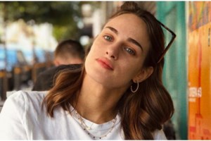 Φωτεινό με θέα την Ακρόπολη: Η Μαρία Βοσκοπούλου ποζάρει στον τεράστιο καθρέφτη της και μας δείχνει το διαμέρισμά της - εικόνα 9