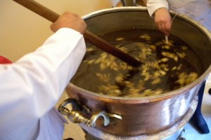 Το εντυπωσιακό και... θορυβώδες Πάσχα της Κέρκυρας με τα κανάτια και τους μπότηδες - Από πού προήλθε το έθιμο - εικόνα 2