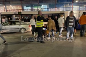 Νέες εικόνες ντροπής από την επίθεση των Ρομά στη Λαμία - Δέρνουν δημοτικό αστυνομικό [βίντεο]