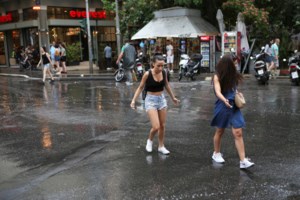 Θεσσαλονίκη: Βίντεο ντοκουμέντο - Η στιγμή που ληστές "σηκώνουν" χρηματοκιβώτιο από κοσμηματοπωλείο