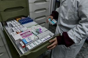 Ελλείψεις σε παιδικά φάρμακα με τις ιώσεις σε έξαρση -  Γιατί εξαφανίζονται τα αποθέματα