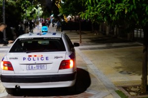 Άγρια καταδίωξη στη Νέα Σμύρνη: Συνελήφθη ένα άτομο και κατασχέθηκε καλάσνικοφ - εικόνα 2