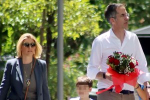 Σία Κοσιώνη: Η τρυφερή φωτογραφία με τον Κώστα Μπακογιάννη για τα γενέθλιά του - Η τούρτα, η καρδιά και η ευχή