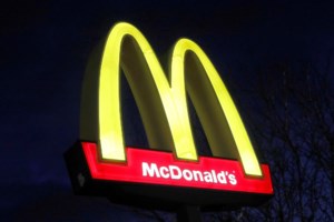 McDonald’s: Συνεχίζει να θερίζει το Quarter Pounder -  Αυξάνονται οι ασθενείς  από το βακτήριο E.coli