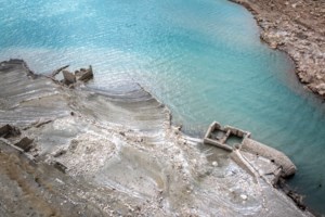 "Στεγνώνει" η λίμνη Βόλβη - Αναδύονται ερείπια, υποχώρησαν έως και 100 μέτρα τα νερά [βίντεο] - εικόνα 2