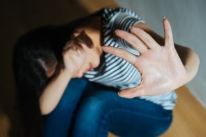 Σοκ στην Εύβοια: Άγριος ξυλοδαρμός μητέρας μπροστά στο παιδί της - Αφαντος ο σύζυγος