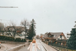 Βίκυ Καγιά: Μία θεά, 19 ετών σε εξώφυλλο περιοδικού - Με μαγιό και πουκάμισο [εικόνα]