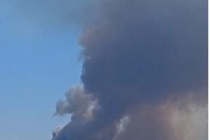 Φωτιά στον Πολύγυρο Χαλκιδικής: Επιχειρούν εναέρια μέσα - Δεν απειλούνται σπίτια