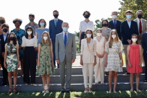 Royal Fashion Icons: Η Βασίλισσα Λετίσια μαζί με τις κόρες της σε μια αψεγάδιαστη εμφάνιση - εικόνα 9