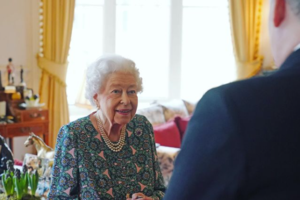 Βασίλισσα Ελισάβετ: Κόσμος έχει αρχίσει να μαζεύεται έξω από το παλάτι του Μπάκιγχαμ στο Λονδίνο [εικόνες] - εικόνα 5