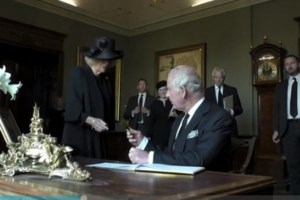 Ο βασιλιάς Κάρολος μαθαίνει γρήγορα: Έφερε το δικό του στυλό μετά το ατύχημα με το μελάνι [Βίντεο]