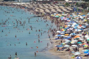 Πανζουρλισμός στις παραλίες της Αττικής: Παραμένει σε κλοιό καύσωνα η χώρα - Μικρή ανάσα τη Δευτέρα - εικόνα 3
