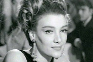 Ρετρό κλικ από τα '70s: Η Χάρις Αλεξίου ποζάρει με τον αδελφό της και την Αννα Βίσση σε μπουάτ της Πλάκας - εικόνα 2