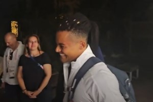 Απρόοπτο για τον Βασίλη Παπακωνσταντίνου: Έπεσε από τη σκηνή ενώ χόρευε το "Ζεϊμπέκικο της Ευδοκίας" [βίντεο]