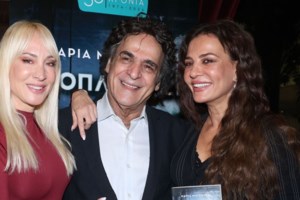 Δήμητρα Ματσούκα: Ευτυχισμένη μαζί με τον Πέτρο Κόκκαλη στην επίσημη πρεμιέρα της στο θέατρο [εικόνες]