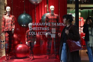 Κυριακή με ανοιχτά καταστήματα: Αυξημένη κίνηση στην Ερμού και το εμπορικό κέντρο [βίντεο]