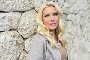 Ελένη Μενεγάκη: Καλοκαιρινή απόδραση στους Παξούς με τον Μάκη Παντζόπουλο