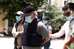 Σοκάρουν οι μαρτυρίες συγγενών ασθενών για τον αθεόφοβο ψευτογιατρό: Μοίραζε σε εκκλησίες ...ματζούνια για τον καρκίνο