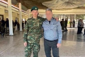 Στην Κρήτη με C130 η σορός του 19χρονου Ραφαήλ - Τυλιγμένο στη γαλανόλευκη το φέρετρο [βίντεο] - εικόνα 3