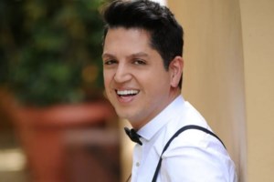 Ο Γιάννης Πουλόπουλος απαντάει στον πατέρα Στυλιανό Καρπαθίου: Μαγκιά μου αν κάνω προπαγάνδα για τα ομόφυλα ζευγάρια