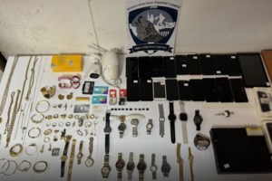 Ασυνήθιστο τροχαίο στη Διονυσίου Αρεοπαγίτου: Αυτοκίνητο καβάλησε τον πεζόδρομο και "κατέβηκε" τα σκαλιά [βίντεο]