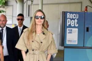 Τόνια Σωτηροπούλου: Με αέρα σταρ στη Βενετία με κοσμήματα Anastasia Kessaris και μαύρο σικάτο φόρεμα Tom Ford - εικόνα 6