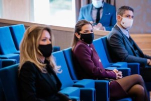 Χριστίνα Μπόμπα - Μαρίνα Βερνίκου: Η μία με πρωινό κοστούμι και αρβύλες και η άλλη με βραδινή ολόσωμη jumpsuit - εικόνα 13